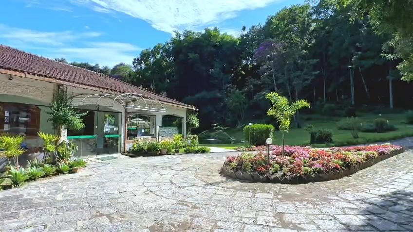 Jardim e instalações da Pousada Ingá, em imagem do vídeo enviado pela pousada